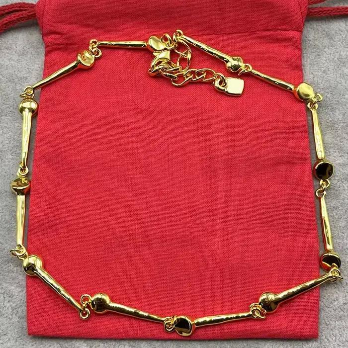 Bijoux faits à la main Se. Colliers et bracelets en tons or/argent avec pendentifs en cristal et des
