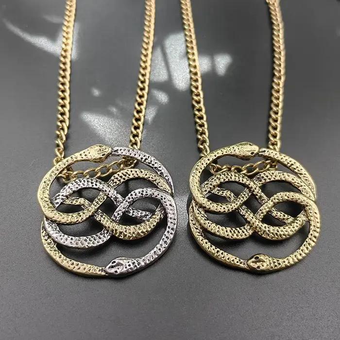 Collier Serpents Entrelacés en os plaqué métal pour homme et femme avec pendentif serpent double style rétro et moderne pour toutes occasions