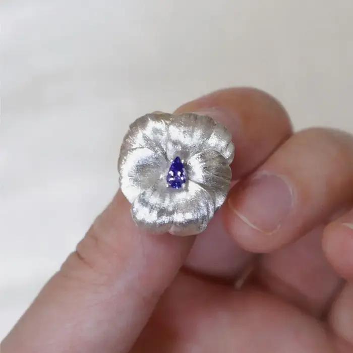 Boucles d'oreilles pour femmes avec pierres florales incrustées design français unique sensation de luxe élégants et modernes pour toutes les occasions