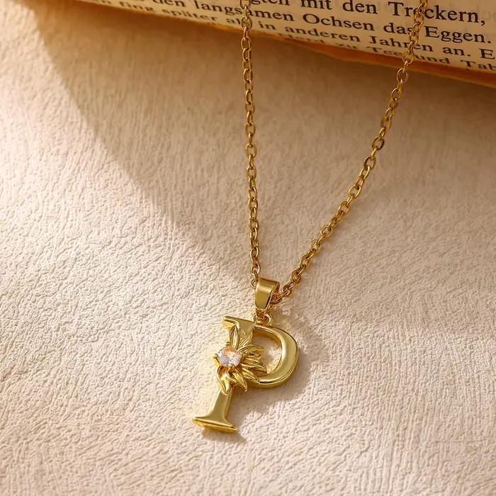 Collier initial en or fin avec pendentif fleur de marguerite