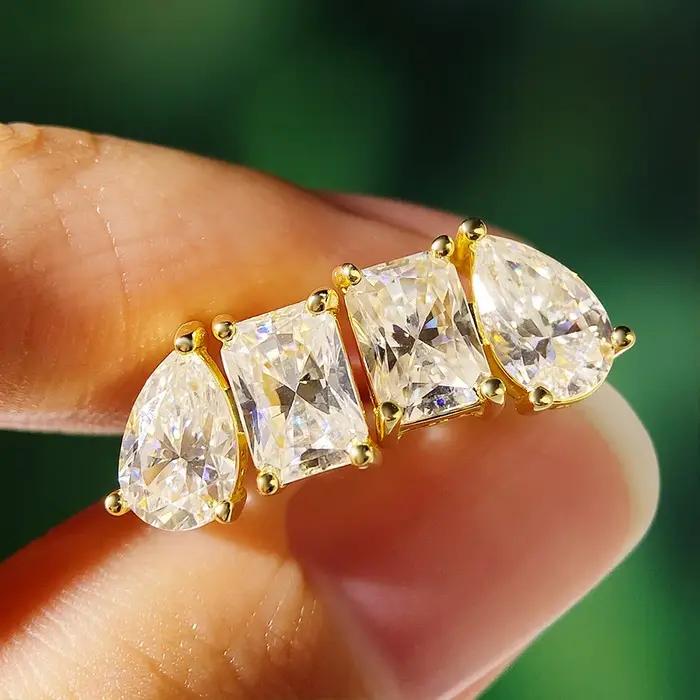 Boucles d'oreilles clous en moissanite à deux pierres (radiant et poire) 4cttw pour femme