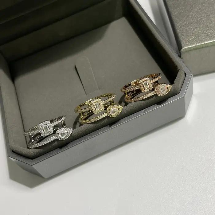 La bague en diamant en forme de goutte d'eau est d'une qualité haut de gamme et exquise
