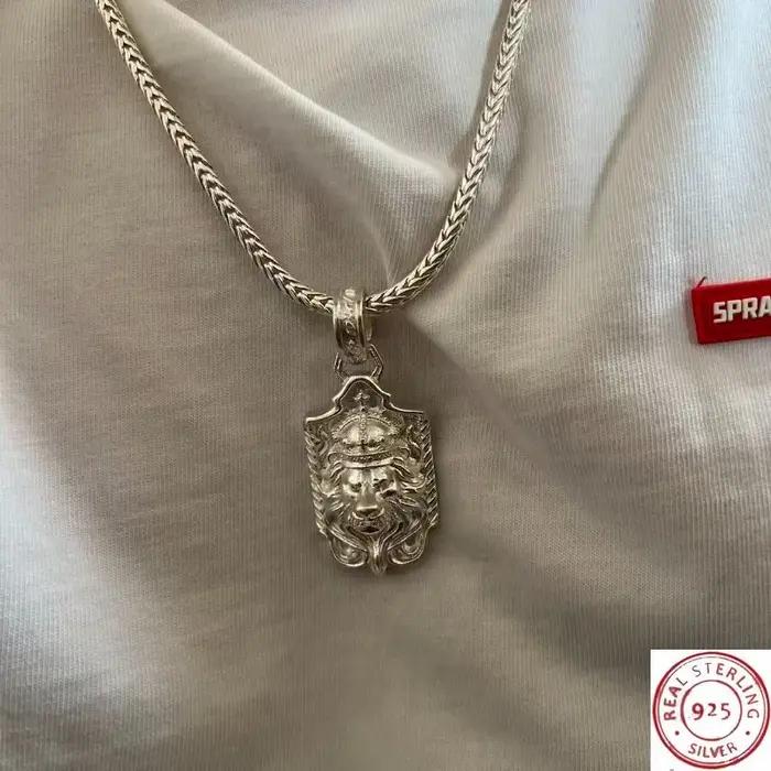 Collier avec pendentif lion en argent 925