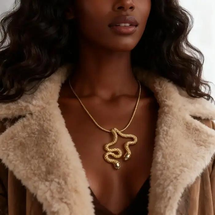 Collier ras du cou bohème en or Double serpent