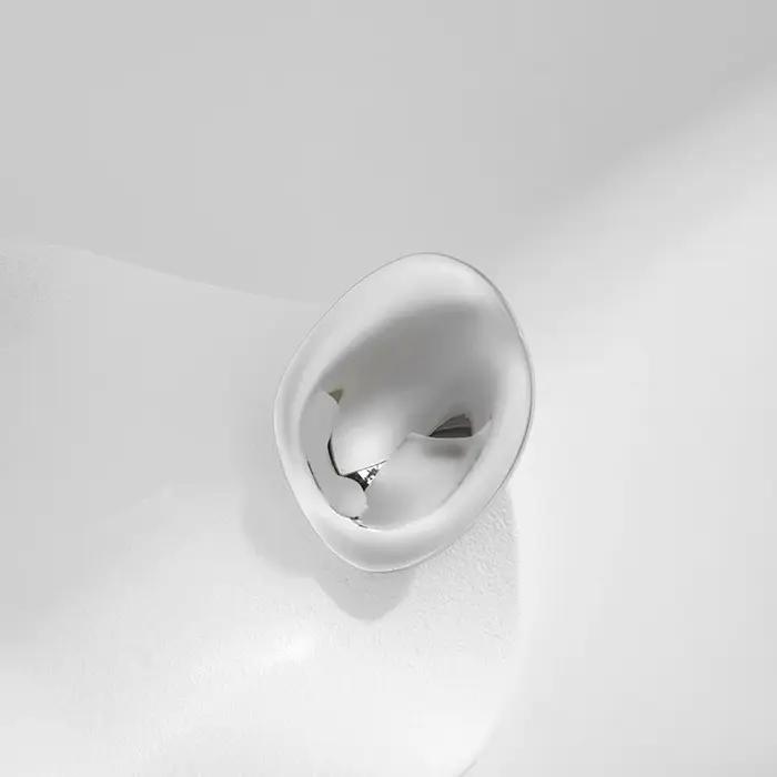 Loe | Broche ronde en métal en acier inoxydable pour femmes