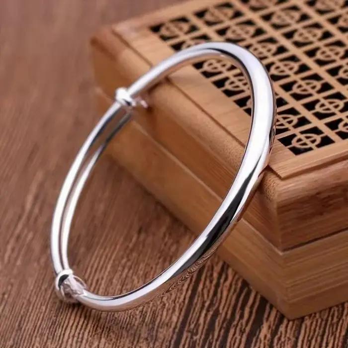 Bracelet simple personnalisable couleur argent pour femmes occasions spéciales élégance subtile sophistication quotidienne