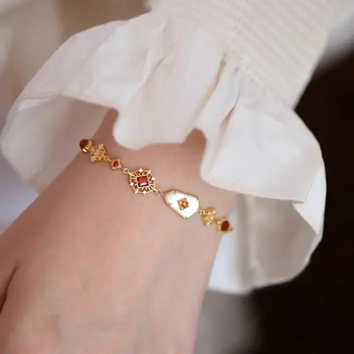 Bracelet en rubis incrusté de style palais rétro pour femmes élégantes et luxueuses pour mariage et cérémonies importantes