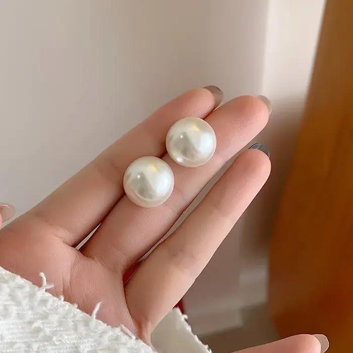 Boucles d'oreilles minimalistes blanches simples