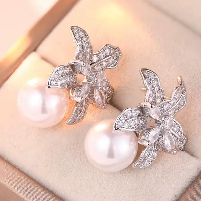 Boucles d'oreilles élégantes tendance forme de fleur incrustées de zircon synthétique et perles pour femmes occasions spéciales