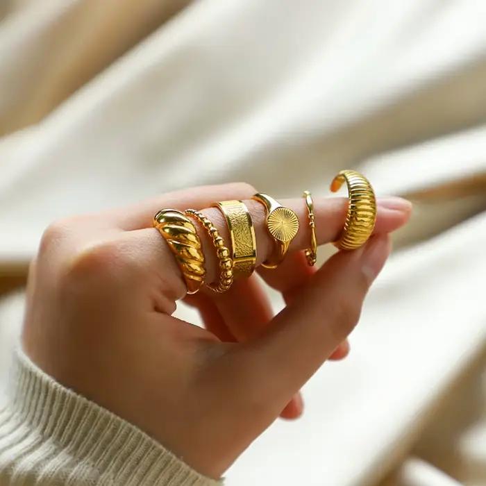 Bague en acier inoxydable avec motif cœur et incrustation de zirconium pour femmes et hommes bijou de luxe pour occasions spéciales et tous les jours