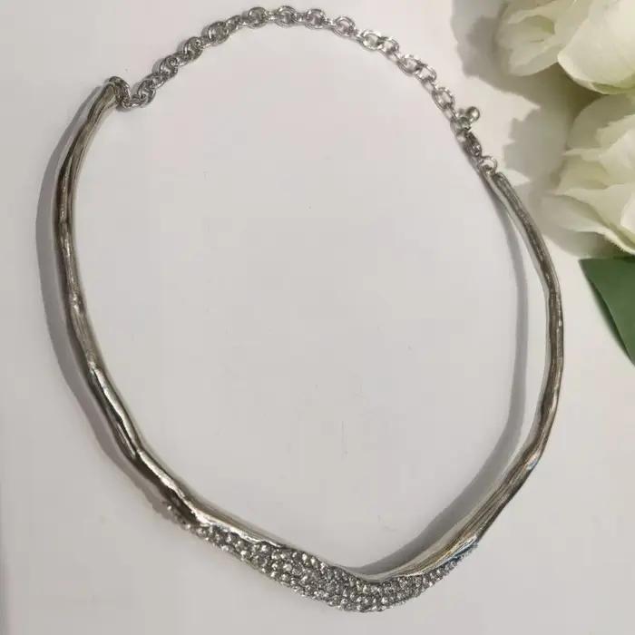 Bijoux modernes Design européen et américain en verre avec collier irrégulier en métal pour femmes