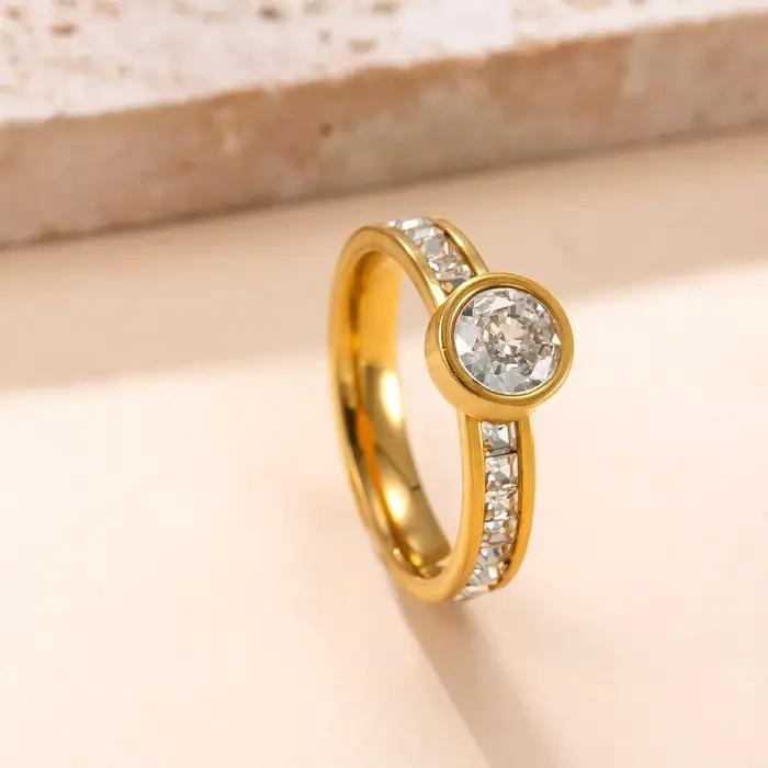 Bague ronde brillante en acier inoxydable sertie de zirconium blanc pour femmes, alliance de mariage élégante à offrir pour diverses occasions