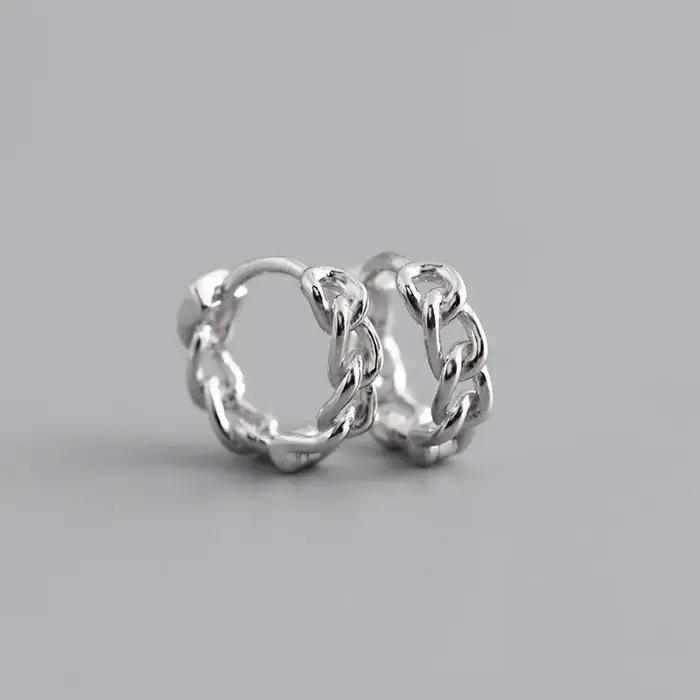 Une paire de boucles d'oreilles en chaîne géométrique simples et à la mode
