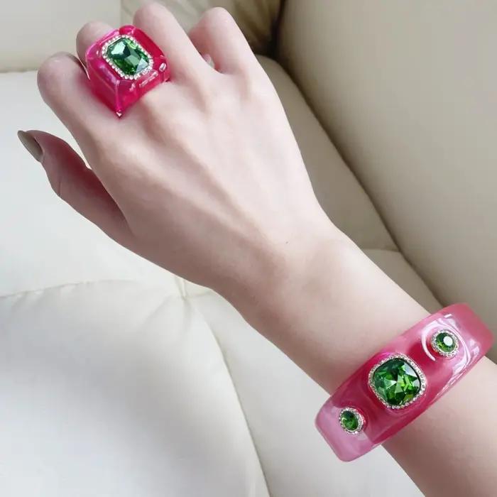 Bracelet ouvert en résine épaisse avec motifs géométriques pour femmes, bracelet de manchette ajustable, variété de finitions métalliques pour occasions spéciales