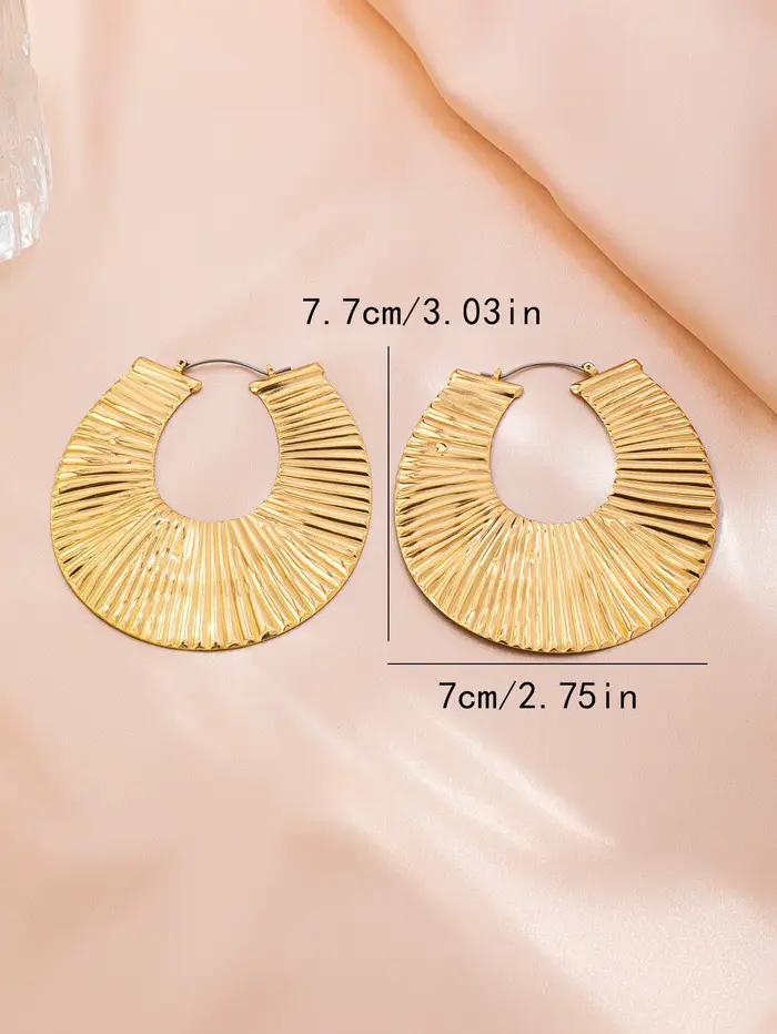 Une paire de boucles d'oreilles pour femmes charmantes, polyvalentes, exagérées, luxueuses et haut de gamme