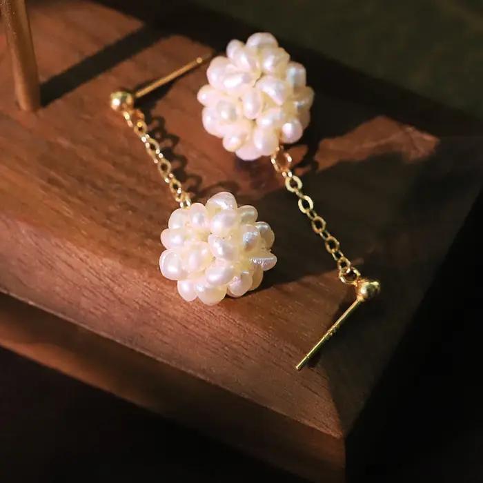 Boucles d'oreilles boule de perles naturelles blanches