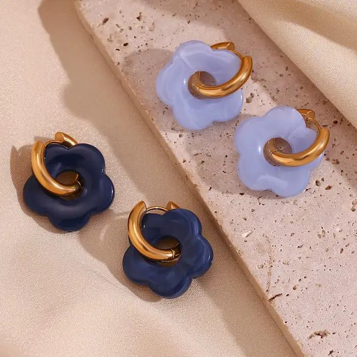 Boucles d'oreilles créoles cercle doré motif fleur colorée en résine acrylique pour femmes mode et élégance occassions spéciales