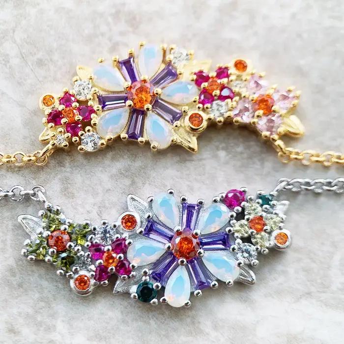 Collier fleurs pierres colorées