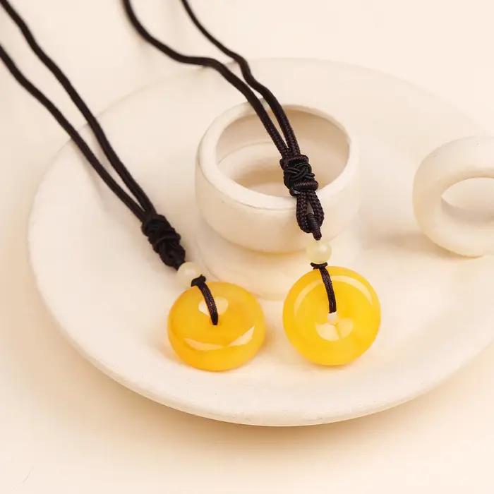 Pendentif en ambre naturel et cire d'abeille collier unisexe punk pour homme et femme cadeau anniversaire occasion spéciale