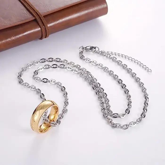 Collier avec pendentif en acier inoxydable plaqué or gravé
