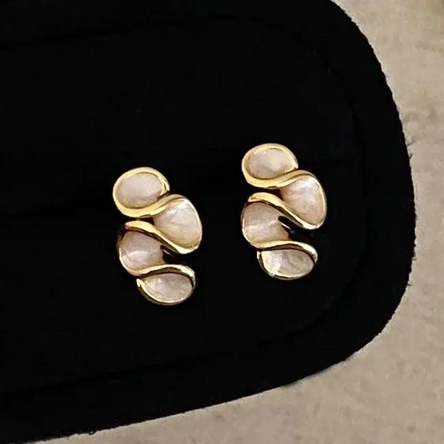 Boucles d'oreilles clous torsadées en émail couleur or pour femme