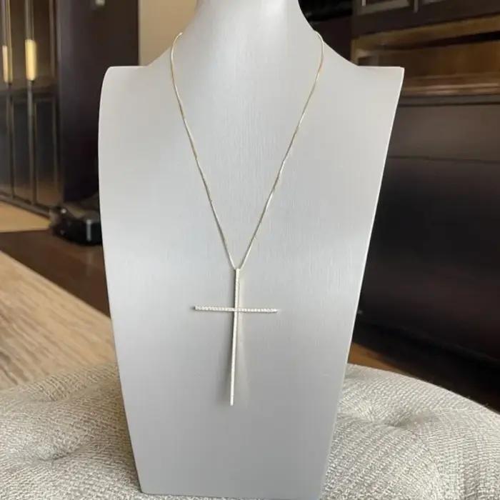 Collier torques pendentif croix en métal or jaune clair ou rouge-marron pour homme et femme occasions spéciales style traditionnel et moderne