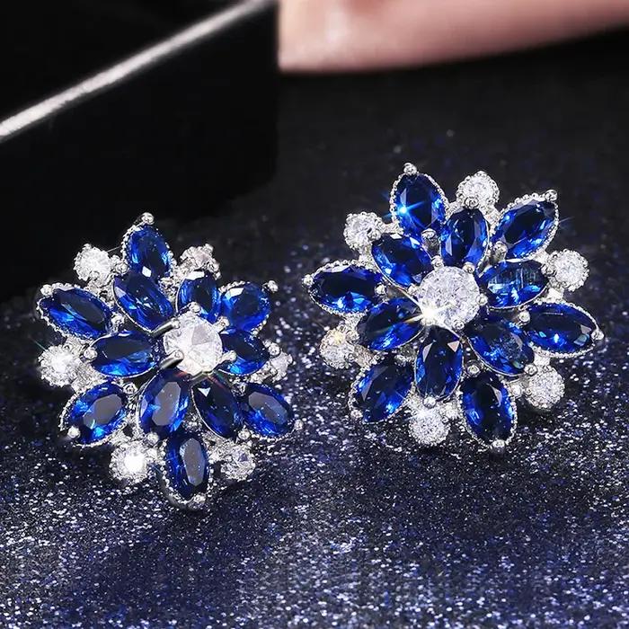 Boucles d'oreille fleur classiques en zircone cubique avec sept couleurs disponibles pour femmes occasions spéciales