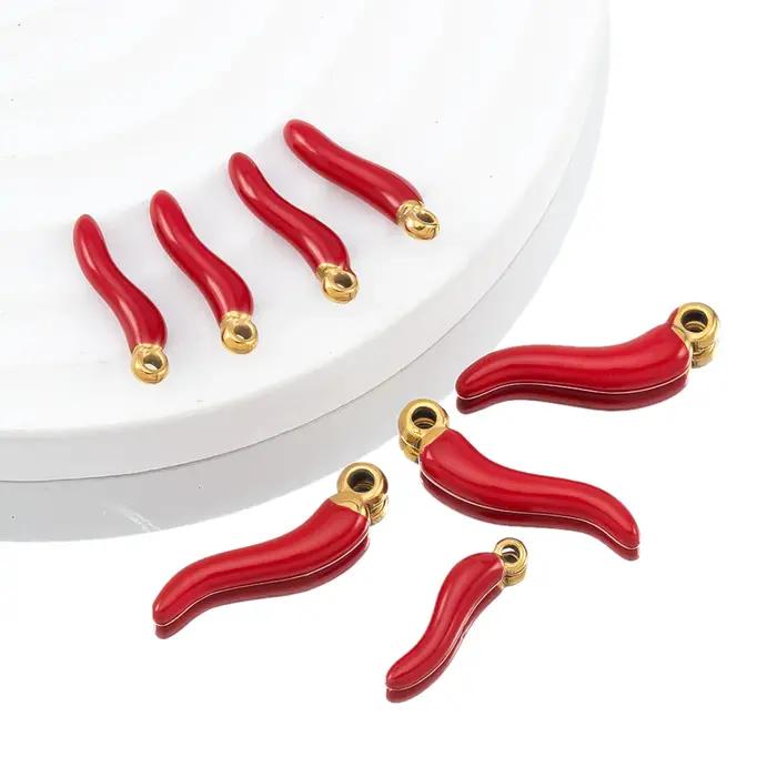 Collier pendentif en forme de piment rouge en acier inoxydable plaqué or