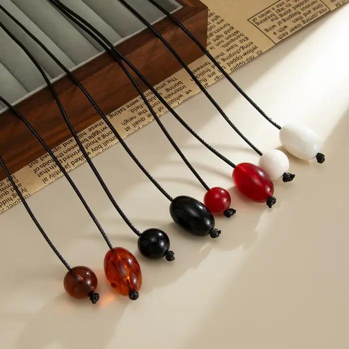 Collier avec pendentif en résine transparente pour femmes