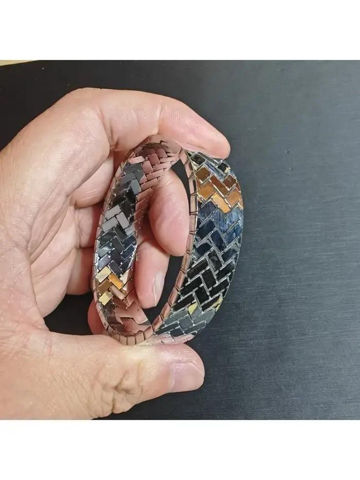 Bracelet manchette ouverte en métal tressé motif chevron
