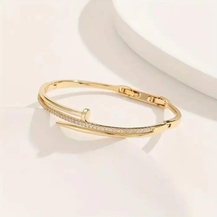 Un bracelet réglable en cuivre incrusté de zircon avec un design doux