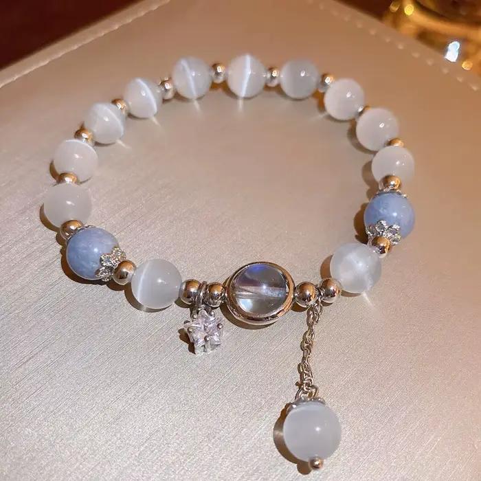 Bracelet en pierre opale bleu-violet avec étoile de la lune pour femmes romantique et élégant à offrir pour les occasions spéciales