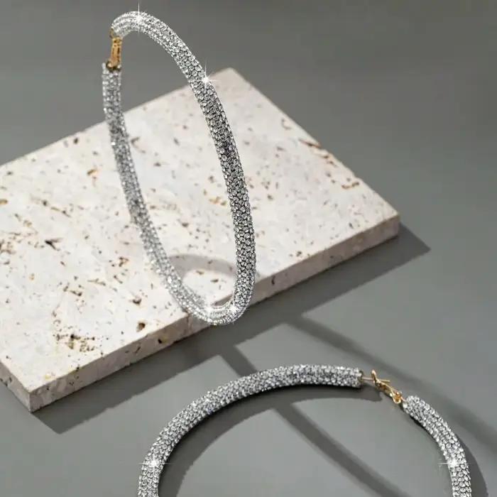 Une paire de boucles d'oreilles pour femmes de style européen et américain