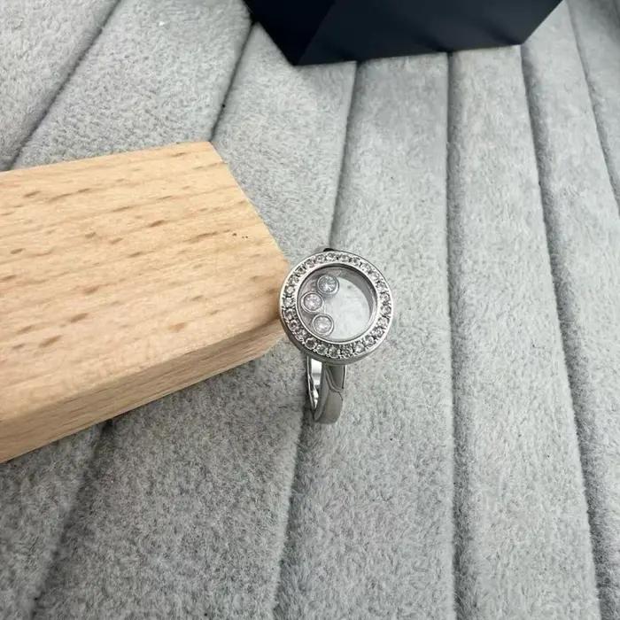 Bague coulissante ronde en argent sterling sertie de moissanites pour femmes occasions spéciales anniversaires mariage ```