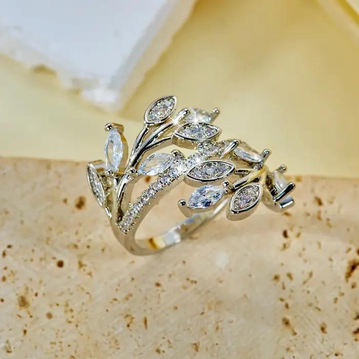 Bague en cuivre avec motif feuilles entrelacées et zircone cubique noire pour femmes occasions spéciales romantique et naturel