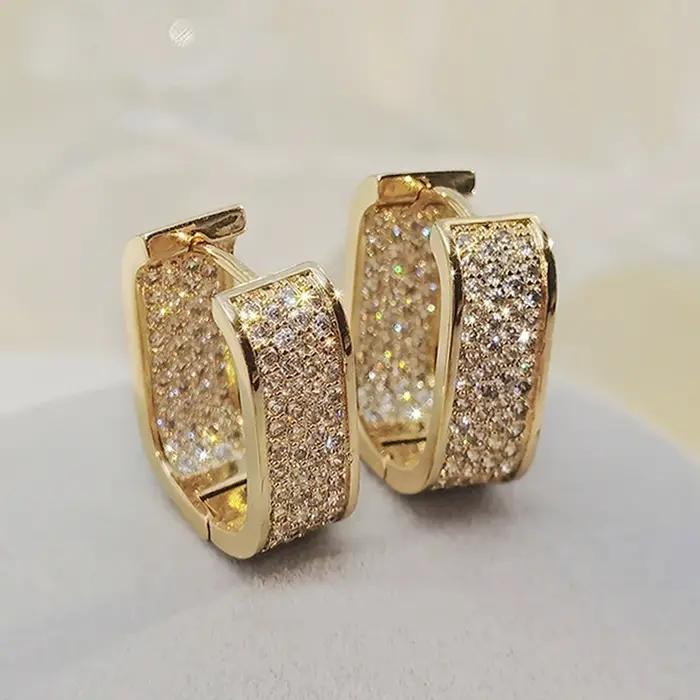 Boucles d'oreilles brillantes en diamant pour femmes bijoux de luxe simples en or argent à la mode pour les occasions spéciales nouvelles collections 2024