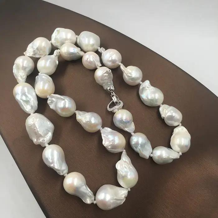 Grand collier de perles baroques d'eau douce naturelles