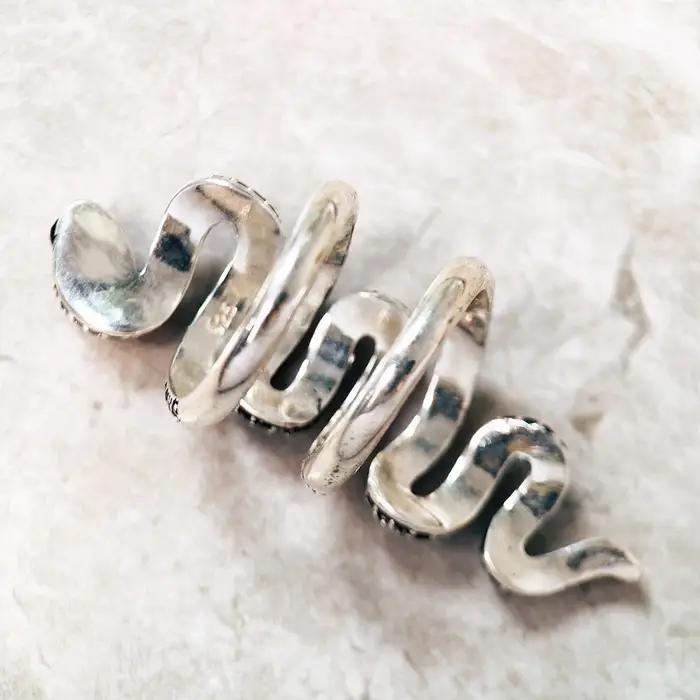 Bague serpent noire longue