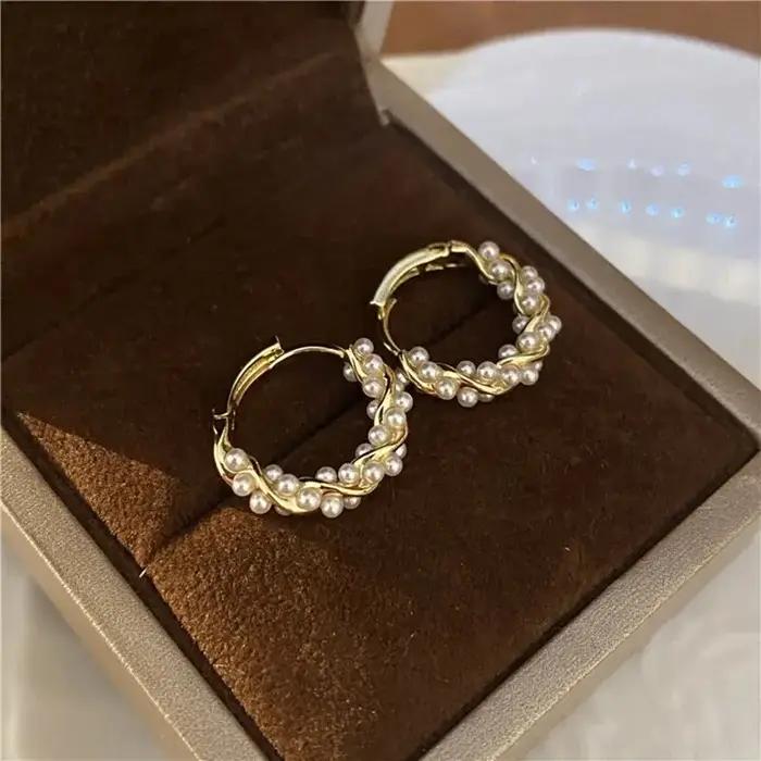 Boucles d'oreilles créoles rondes en fausses perles françaises élégantes à offrir pour femmes occasions spéciales