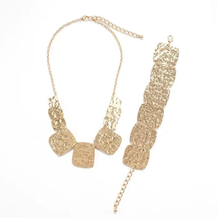 Ensemble de bijoux artisanal minimaliste en or martelé carré