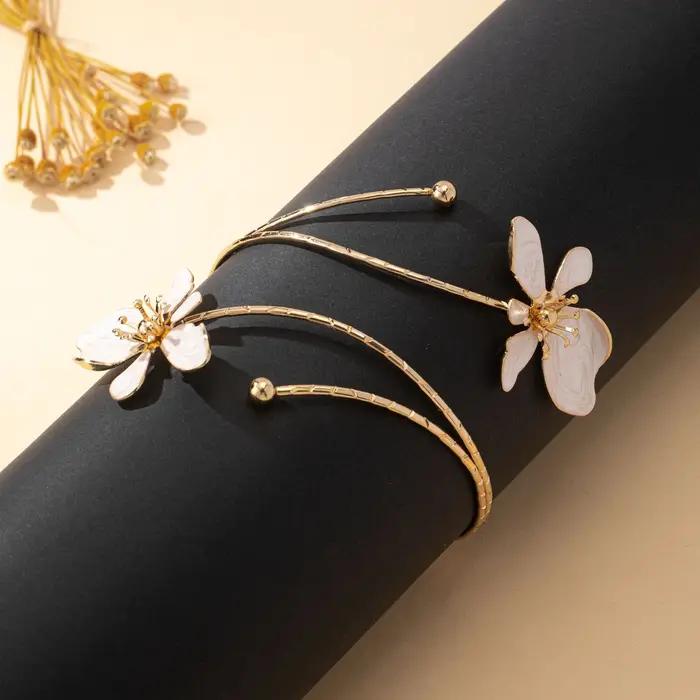 Un bracelet de bras pour femme