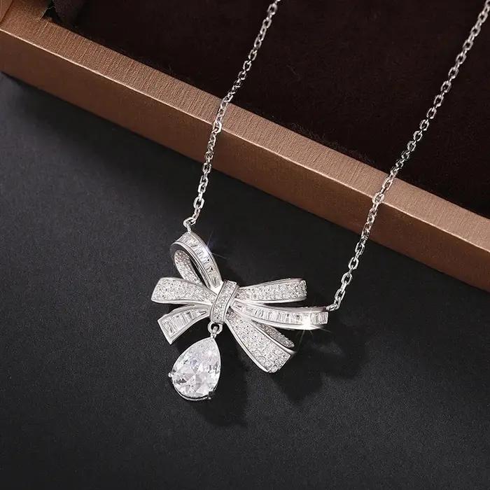 Collier pendentif nœud classique de luxe avec diamants brillants et moissanite