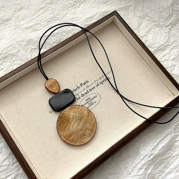 Collier bohème long avec pendentif géométrique acrylique pour femmes occasions sociales partis élégance unique style original