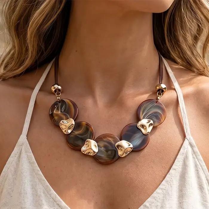 Collier bohème circulaire en acrylique avec breloques dorées pour femmes occasions spéciales usage quotidien