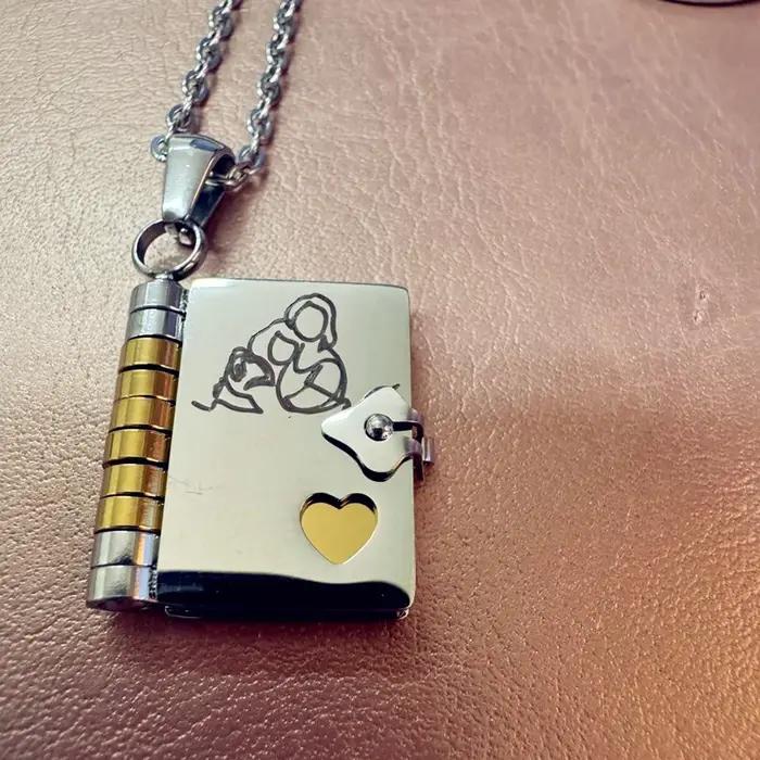 Collier avec pendentif en forme de cœur gravé avec des informations sur la petite-fille espagnole