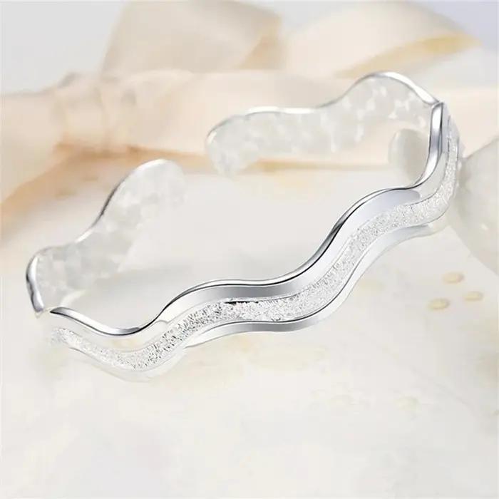 Bracelet jonc ouvert ondulé de luxe pour femme