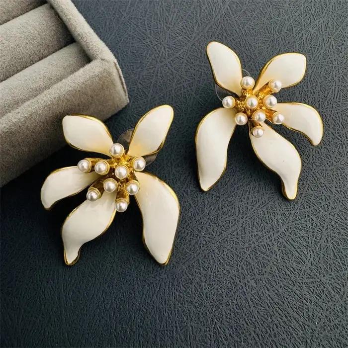 Boucles d'oreilles surdimensionnées en perles avec détails en émail floral pour femmes occasions spéciales et tenues sophistiquées
