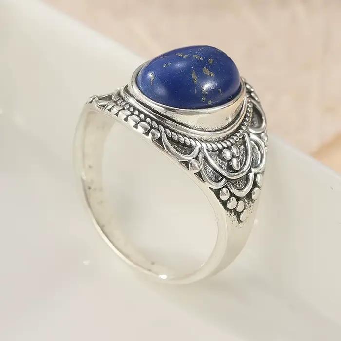 Bague vintage magnifique incrustée de lapis-lazuli synthétique ovale