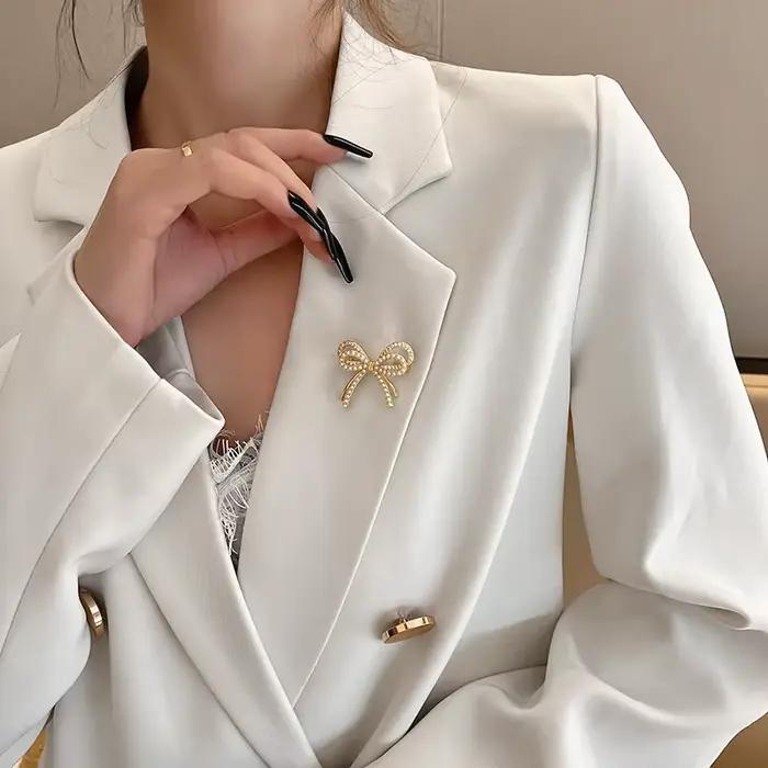 Broche de luxe légère et élégante en forme de nœud papillon en Zircon