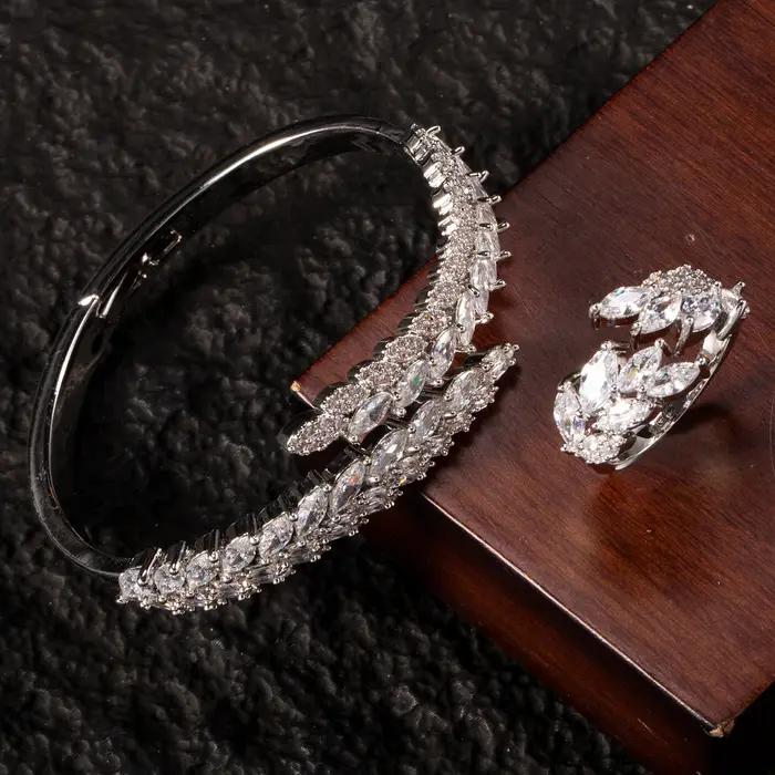 Ensemble de bijoux plaqué or 18 carats avec bracelet et bague feuille de vigne en cristal marquise et pavé pour femmes occasions spéciales